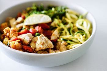 Zucchini noodles with chicken vegetables and lime